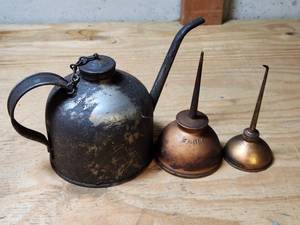 lot 443 image: Lot of 3 Small Vintage Oil Cans