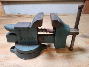 lot 475 image: Littlestown No. 112 Bench Vise