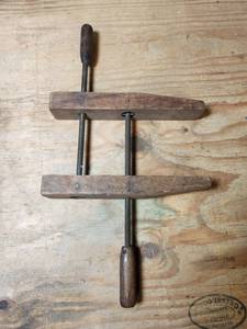 lot 480 image: Vintage Large Wooden Hand Screw Clamp with Threaded Rods