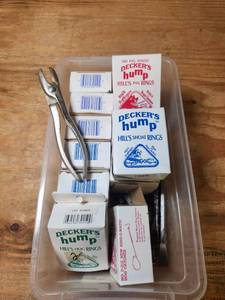 lot 523 image: Deckers hump Hills Pig Rings Shoat Rings Hog Rings Lot with Tool