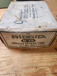 lot 542 image: RIDGID BC-210 Bench Chain Vise 18 to 2-14