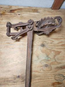 lot 550 image: Antique Cast Iron Lever Farm Tool Nice
