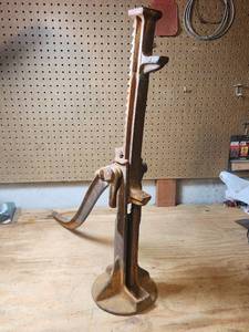 lot 551 image: Antique Cast Iron Ratcheting Farm Jack