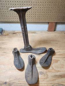 lot 564 image: Antique Cast Iron Cobbler Shoe Last Stand Various Lasts
