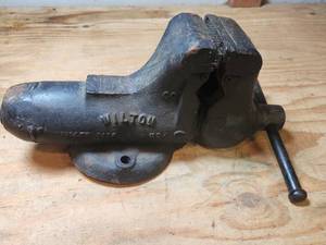 lot 569 image: Vintage Wilton USA Bullet Machinist Bench Vise Schiller Park IL