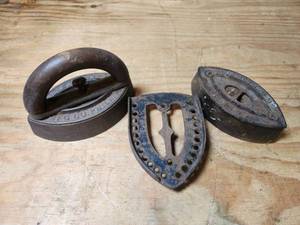 lot 573 image: Antique Sad Irons 3-Piece Set with Handle