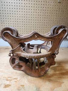 lot 577 image: Antique Louden Cast Iron Barn Hay Carrier Trolley Pulley Fairfield Iowa