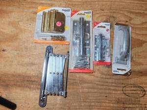 lot 579 image: National Hardware Door Hinges Bolts Latches Lot 5 Items