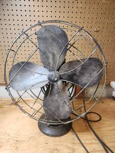 lot 582 image: Vintage Emerson Electric Fan Heavy Cast Base Works