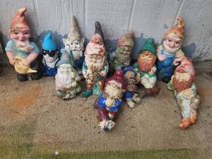 lot 601 image: Lot of 12 Garden Gnome Figurines Mixed Styles and Sizes