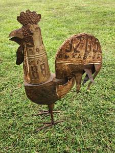 lot 603 image: Unique Vintage Folk Art License Plate Rooster Handmade Primitive Metal Yard Art