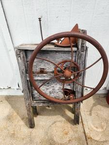 lot 606 image: Antique Hand Crank Corn Sheller Original Wooden Frame
