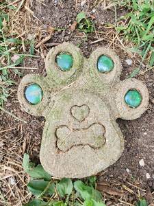 lot 609 image: Garden Stepping Stone Paw Print Design with Glass 10