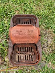 lot 618 image: Vintage Iron Pride of the Farm Livestock Feeder