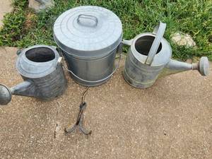 lot 621 image: Lot of 3 Vintage Cans with Lids and Handles