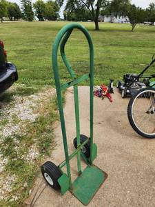 lot 625 image: Green Steel Hand Truck 500 lb Capacity