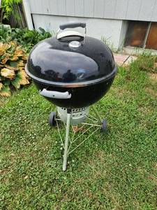 lot 628 image: Weber Kettle Charcoal Grill 22 inch