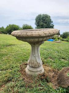 lot 629 image: Pedestal Bird Bath Garden Bowl 28 inch&nbsp