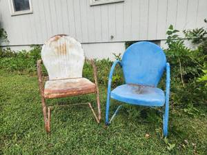 lot 636 image: Vintage Pair of Metal Lawn Chairs 1 White 1 Blue Curved Back