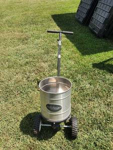 lot 711 image: Spyker Push Spreader Garden Seeder with Wheels