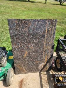 lot 717 image: Large Polished Granite Slab Countertop Remnant 39x26