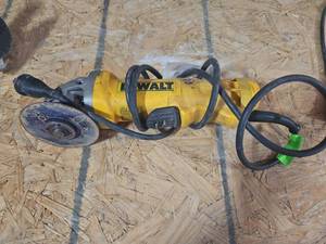 lot 6164 image: DeWalt 4.5in Angle Grinder - Model DWE402N