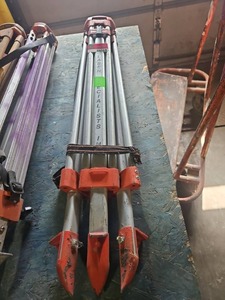 lot 6168 image: Surveyors Tripod Leveling Staff Aluminum - Model 06168