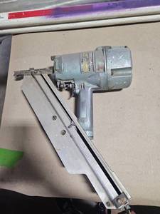 lot 6204 image: Hitachi 8BA Pneumatic Brad Nailer w Air Hose