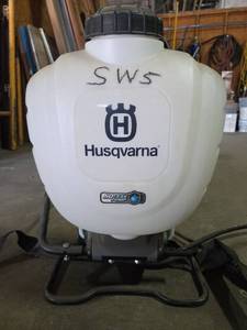 lot 6228 image: Husqvarna 4 Gallon Backpack Sprayer with Pump Sprayer