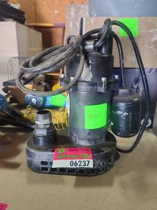 lot 6237 image: Utilitech Submersible Sump Pump - Model 1480011 REVA