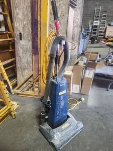 lot 6242 image: Mastercraft Commercial Upright Carpet Cleaning Machine - Model QC-1415