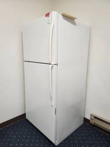 lot 12636 image: Whirlpool ET18GMXHW0 Top-Freezer Refrigerator 18 cu ft