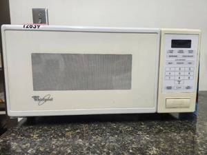lot 12639 image: Whirlpool MT1061XBQ-0 Microwave Oven 600 Watts 1997