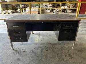 lot 20007 image: Office Desk w Drawers