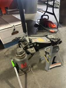 lot 6239 image: Lot of 3 Floor Jacks