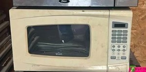lot 20025 image: White Microwave