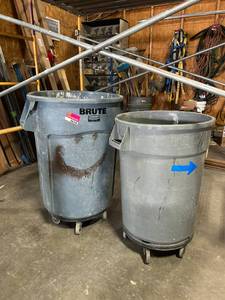 lot 20032 image: 2 - Rolling Trash Cans