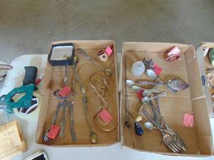 lot 3510 image: Selection of Costume Jewelry - Silver Plate