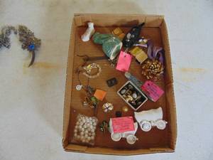 lot 3513 image: Selection of CostumeVintage Jewelry
