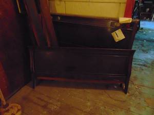 lot 3595 image: Full Size    Bed - Nice Dark wood - side rails and slats