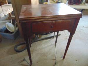 lot 3614 image: Singer Sewing Machine in Cabinet