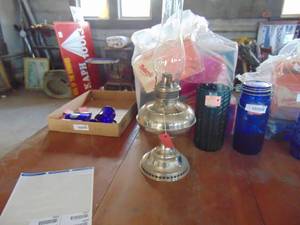 lot 3652 image: Metal Oil Lamp