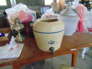 lot 3654 image: 3 Gallon Crock Server - See Pictures for chip