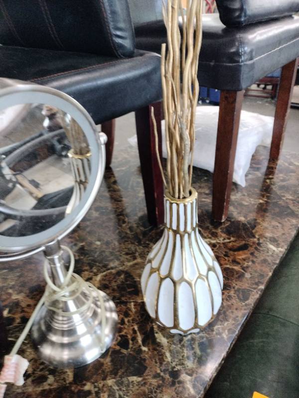 lot 60889 image: Decorative Gold and White Vase