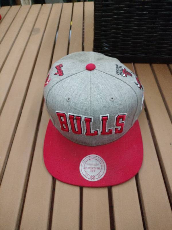lot 58318 image: Mitchell & Ness Chicago Bulls snapback hat