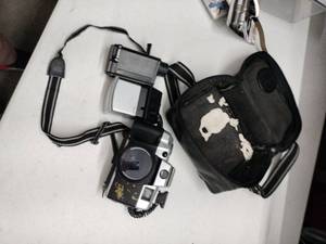 lot 62672 image: vintage 35mm focus-free novelty film camera with Accessories