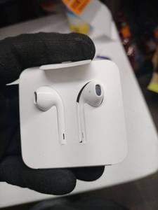 lot 62692 image: Wired Apple earbuds with Lightning Connector