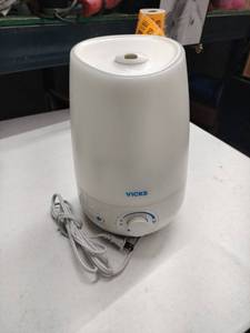lot 62695 image: Vicks VUL545 Humidifier Model VUL545