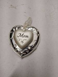 lot 62722 image: HMK Heart Locket Pendant Mom Engraved Photo Insert