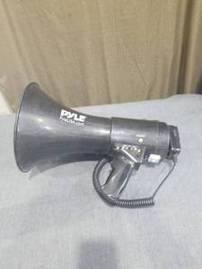 lot 1925 image: Pyle Megaphone with Siren, AUXMP3 Input, and Talk Function